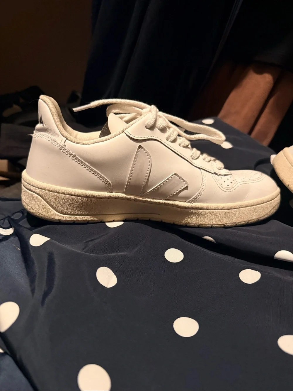 Veja V10 Women’s 7.5 white on white minimalist neutral sneaker leather
